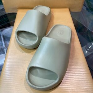 Men’s Adidas Yeezy Slides Resin FX0494